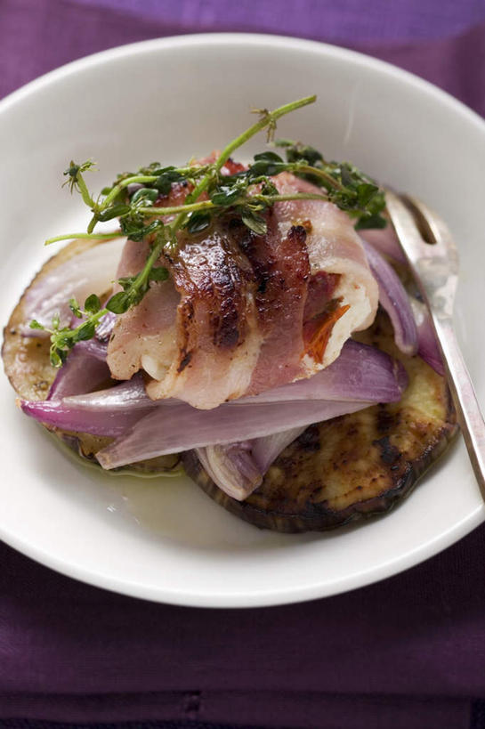 奶酪,无人,竖图,俯视,室内,特写,白天,餐桌,桌子,茄子,蔬菜,洋葱,餐具,一堆,阴影,堆叠,堆积,紫色背景,新鲜,反射,叉子,碟子,盘,影子,肉,干酪,起司,食品,芝士,营养,猪肉,肉类,食物,两个,盘子,碟,乳酪,摄影,有机食品,绿色食品,影棚,餐台,堆,乳制品,玉葱,发酵,肉食,餐叉,山羊奶酪,豚肉,进餐用具,圆葱,洋葱头,球葱,落苏,酪酥,昆仑瓜,葱头,矮瓜,彩图,高角度拍摄,影棚拍摄,拍摄