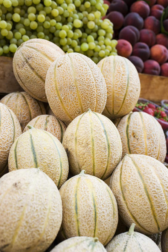 无人,竖图,俯视,室内,白天,购物,消费,桌面,桌子,葡萄,桃子,水果,一堆,许多,阴影,堆叠,堆积,新鲜,反射,木制,影子,哈密瓜,生食,食品,果实,甜瓜,集市,市场,很多,食物,木制品,金融,有机食品,绿色食品,堆,网纹瓜,甘瓜,选购,贸易,肺果,山葫芦,蒲桃,草龙珠,彩图,高角度拍摄