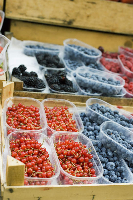 无人,竖图,俯视,室外,特写,白天,购物,消费,浆果,蓝莓,水果,一堆,许多,阴影,堆叠,堆积,新鲜,反射,影子,塑料,灯笼果,桑葚,桑椹,生食,食品,果实,集市,市场,很多,盒子,食物,红色,蓝色,黑色,容器,塑料制品,覆盆子,金融,有机食品,绿色食品,储藏,堆,储存,选购,山莓,树莓,贸易,红醋栗,三月泡,四月泡,山抛子,刺葫芦,悬钩子,馒头菠,高脚菠,龙船泡,泡儿刺,山都柿,蓝浆果,蓝靛果,醋栗,彩图,高角度拍摄,贮存