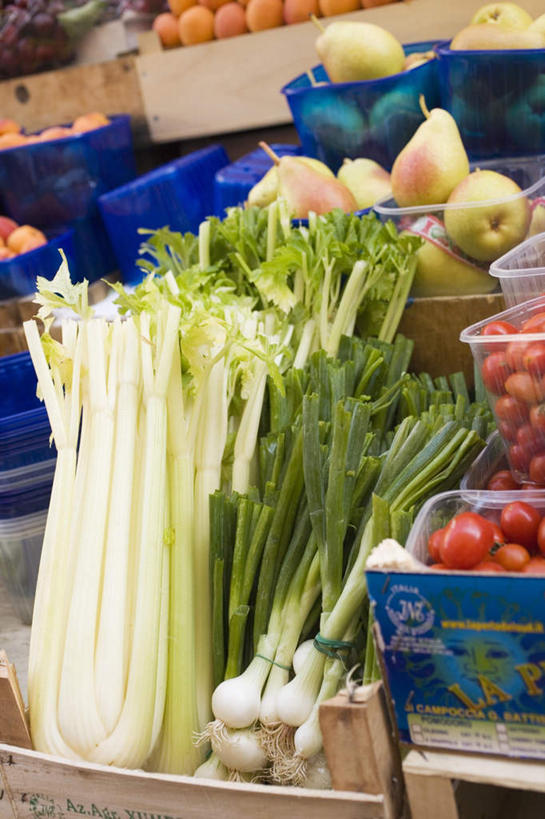 无人,菜场,竖图,俯视,室内,白天,购物,消费,桌面,桌子,芹菜,蔬菜,西红柿,洋葱,一堆,许多,阴影,堆叠,堆积,朦胧,模糊,新鲜,反射,木制,影子,食品,集市,市场,很多,食物,木制品,金融,有机食品,绿色食品,堆,玉葱,选购,贸易,根芹菜,根洋芹,球根塘蒿,菜市,圆葱,药芹,洋葱头,水芹,球葱,旱芹,番茄,葱头,彩图,高角度拍摄,菜市场