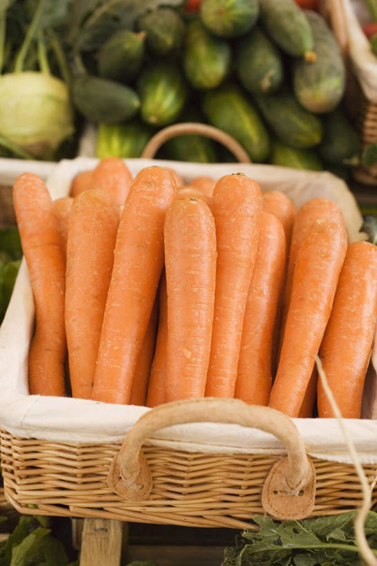 无人,菜场,交叉,竖图,俯视,室内,特写,白天,购物,消费,桌面,桌子,竹子,萝卜,胡萝卜,蔬菜,一堆,许多,阴影,堆叠,堆积,竹制,新鲜,编织,反射,木制,篮子,影子,食品,集市,市场,很多,食物,一个,木制品,竹篮,橙色,金融,有机食品,绿色食品,单个,竹条,堆,交织,竹制品,选购,贸易,穿插,菜市,红萝卜,甘荀,彩图,高角度拍摄,菜市场