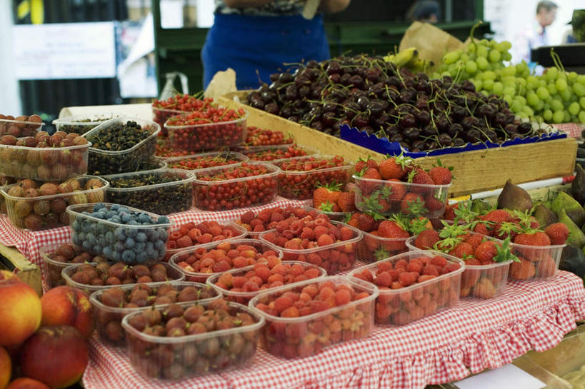 西方人,两个人,站,横图,俯视,室外,白天,购物,消费,桌面,桌子,草莓,浆果,蓝莓,樱桃,水果,欧洲,欧洲人,一堆,许多,阴影,堆叠,堆积,服装,朦胧,模糊,新鲜,反射,木制,影子,塑料,桑葚,桑椹,生食,食品,果实,集市,市场,很多,注视,休闲装,盒子,食物,衣服,红色,蓝色,黑色,木制品,容器,塑料制品,覆盆子,观察,看,站着,休闲,休闲服,金融,服饰,有机食品,绿色食品,观看,储藏,堆,察看,储存,关注,选购,贸易,男人,男性,年轻男性,白种人,樱珠,莺桃,英桃,洋莓,楔桃,水果皇后,山都柿,牛桃,蓝浆果,蓝靛果,荆桃,红莓,地莓,站立,半身,彩图,高角度拍摄,贮存