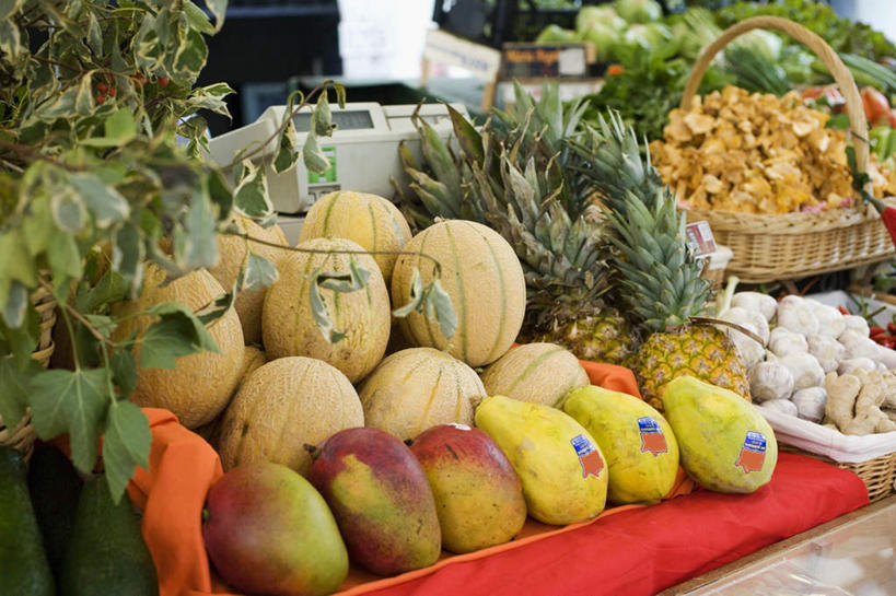 无人,菜场,交叉,横图,俯视,室外,白天,购物,消费,桌面,桌子,竹子,菠萝,芒果,蔬菜,水果,一堆,许多,阴影,堆叠,堆积,竹制,新鲜,编织,反射,木制,篮子,影子,哈密瓜,菌菇,生食,食品,果实,甜瓜,集市,市场,很多,菌类,食物,木制品,竹篮,食用菌,金融,有机食品,绿色食品,竹条,堆,交织,竹制品,网纹瓜,甘瓜,选购,贸易,鸡油菌,穿插,杏黄菌,杏菌,菜市,望果,蜜望,檬果,闷果,漭果,杧果,凤梨,庵波罗果,彩图,高角度拍摄,菜市场