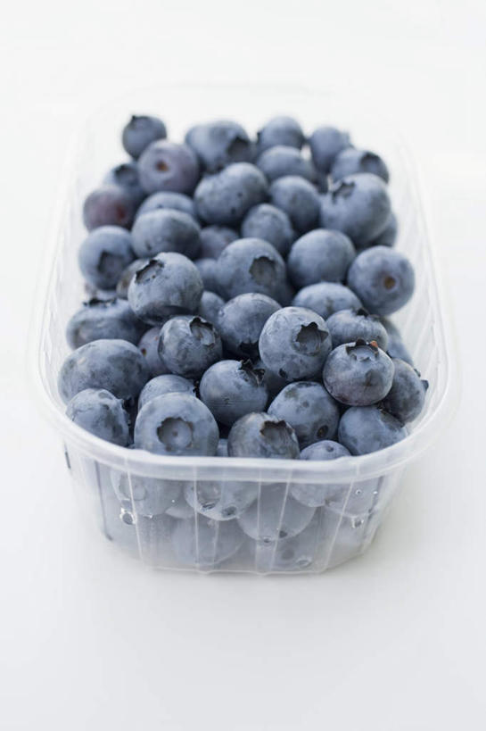 无人,竖图,俯视,室内,特写,白天,白色背景,餐桌,桌子,浆果,蓝莓,水果,一堆,许多,阴影,堆叠,堆积,新鲜,反射,影子,塑料,生食,食品,果实,很多,盒子,食物,一个,蓝色,容器,塑料制品,摄影,有机食品,绿色食品,影棚,单个,餐台,储藏,堆,储存,山都柿,蓝浆果,蓝靛果,彩图,高角度拍摄,影棚拍摄,拍摄,贮存