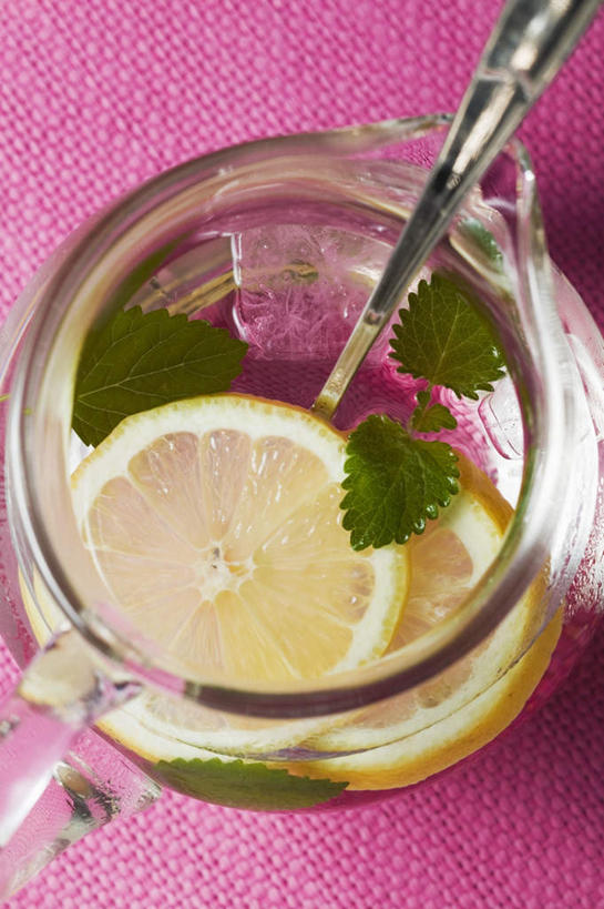 无人,竖图,俯视,室内,特写,白天,幸福,餐桌,茶,桌子,柠檬,杯子,水果,叶子,切开,阴影,紫色背景,新鲜,反射,影子,勺子,生食,食品,果实,绿叶,一杯,娱乐,玻璃制品,食物,饮料,两个,黄色,水杯,调羹,汤匙,切,享受,休闲,温馨,嫩叶,放松,乐趣,摄影,有机食品,绿色食品,影棚,餐台,柠檬茶,舒适,剖面,切面,叶,叶片,玻璃杯,益母果,柠果,彩图,高角度拍摄,影棚拍摄,拍摄