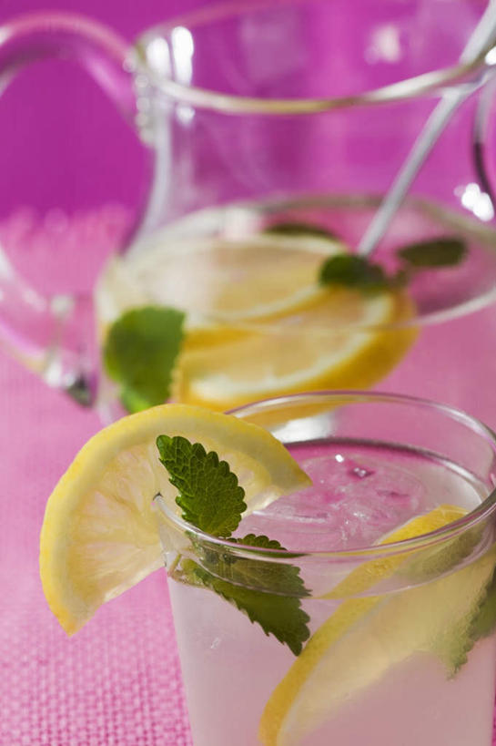 无人,竖图,俯视,室内,特写,白天,幸福,餐桌,茶,桌子,柠檬,杯子,水果,叶子,切开,阴影,紫色背景,新鲜,反射,影子,勺子,生食,食品,果实,绿叶,一杯,娱乐,玻璃制品,食物,饮料,三个,黄色,水杯,调羹,汤匙,切,享受,休闲,温馨,嫩叶,放松,乐趣,摄影,有机食品,绿色食品,影棚,餐台,柠檬茶,舒适,剖面,切面,叶,叶片,玻璃杯,益母果,柠果,彩图,高角度拍摄,影棚拍摄,拍摄