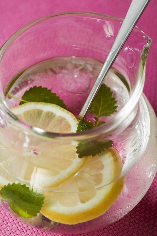 无人,竖图,俯视,室内,特写,白天,幸福,餐桌,茶,桌子,柠檬,杯子,水果,叶子,切开,阴影,紫色背景,新鲜,反射,影子,勺子,生食,食品,果实,绿叶,一杯,娱乐,玻璃制品,食物,饮料,两个,黄色,水杯,调羹,汤匙,切,享受,休闲,温馨,嫩叶,放松,乐趣,摄影,有机食品,绿色食品,影棚,餐台,柠檬茶,舒适,剖面,切面,叶,叶片,玻璃杯,益母果,柠果,彩图,高角度拍摄,影棚拍摄,拍摄