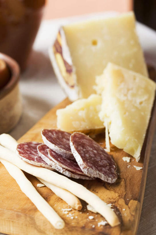 点心,面包,奶酪,无人,竖图,俯视,室内,特写,白天,餐桌,桌子,一块,阴影,朦胧,模糊,反射,木制,影子,肉,香肠,干酪,起司,食品,面点,案板,腊肠,芝士,营养,猪肉,肉类,砧板,食物,糕点,木制品,乳酪,餐台,乳制品,发酵,肉食,豚肉,彩图,高角度拍摄