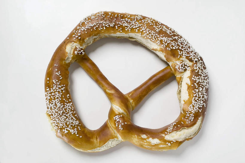 点心,无人,横图,俯视,室内,特写,白天,白色背景,餐桌,桌子,一块,阴影,反射,影子,芝麻,食品,食物,饼干,零食,摄影,影棚,餐台,脂麻,胡麻,白麻,巨胜子,油麻,彩图,高角度拍摄,影棚拍摄,拍摄