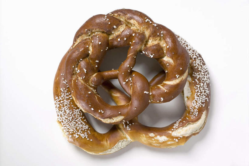 点心,无人,横图,俯视,室内,特写,白天,白色背景,餐桌,桌子,一块,阴影,反射,影子,芝麻,食品,食物,饼干,零食,摄影,影棚,餐台,脂麻,胡麻,白麻,巨胜子,油麻,彩图,高角度拍摄,影棚拍摄,拍摄