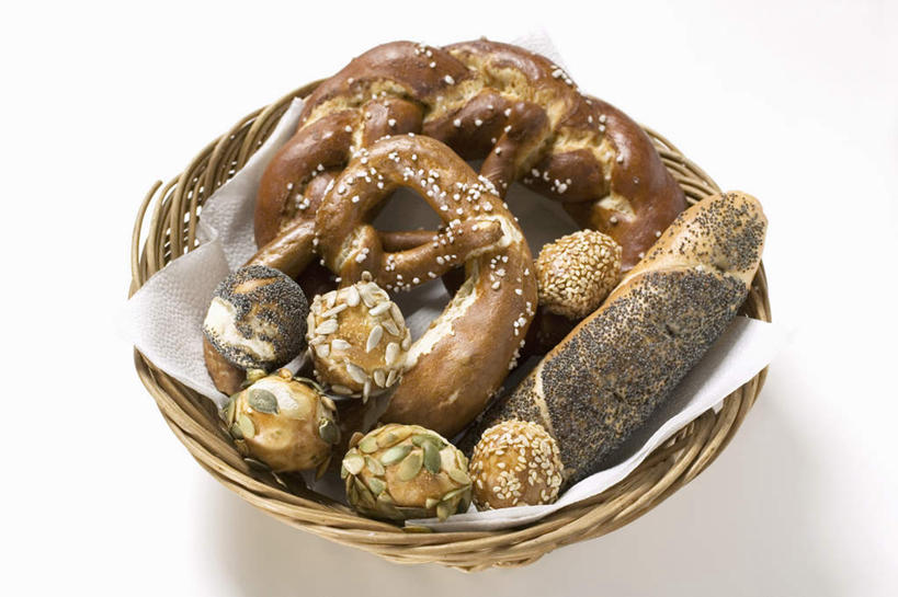 点心,面包,无人,交叉,横图,俯视,室内,特写,白天,白色背景,桌子,竹子,一堆,许多,阴影,堆叠,堆积,竹制,编织,反射,篮子,影子,芝麻,食品,面点,很多,食物,糕点,一个,竹篮,饼干,零食,摄影,影棚,单个,餐台,竹条,堆,交织,竹制品,小圆面包,脂麻,胡麻,白麻,巨胜子,油麻,穿插,彩图,高角度拍摄,影棚拍摄,拍摄