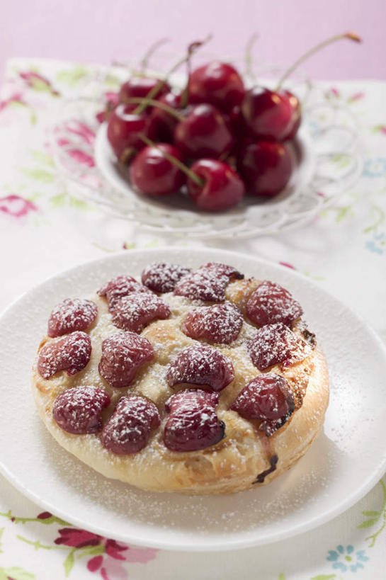 点心,无人,竖图,俯视,室内,特写,白天,下午茶,餐桌,桌子,樱桃,餐具,水果,一堆,阴影,堆叠,堆积,新鲜,反射,碟子,盘,影子,生食,食品,果实,食物,糕点,两个,盘子,碟,有机食品,绿色食品,餐台,堆,樱珠,莺桃,英桃,楔桃,牛桃,荆桃,彩图,高角度拍摄,蛋糕