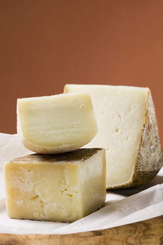 奶酪,无人,竖图,室内,特写,白天,正面,桌面,桌子,三块,一堆,阴影,堆叠,堆积,棕色背景,反射,木制,布料,影子,干酪,起司,芝士,营养,布纹,桌布,白色,餐巾,木制品,台布,乳酪,摄影,影棚,堆,乳制品,发酵,彩图,影棚拍摄,拍摄