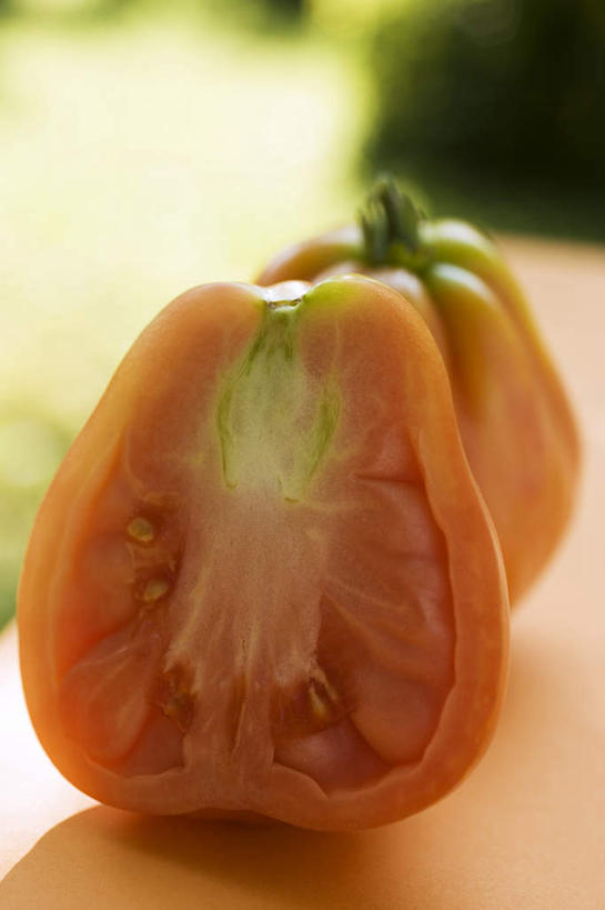 无人,竖图,俯视,室内,特写,白天,桌面,桌子,蔬菜,西红柿,切开,阴影,朦胧,模糊,新鲜,反射,木制,影子,食品,食物,两个,木制品,切,橙色,有机食品,绿色食品,剖面,切面,番茄,彩图,高角度拍摄