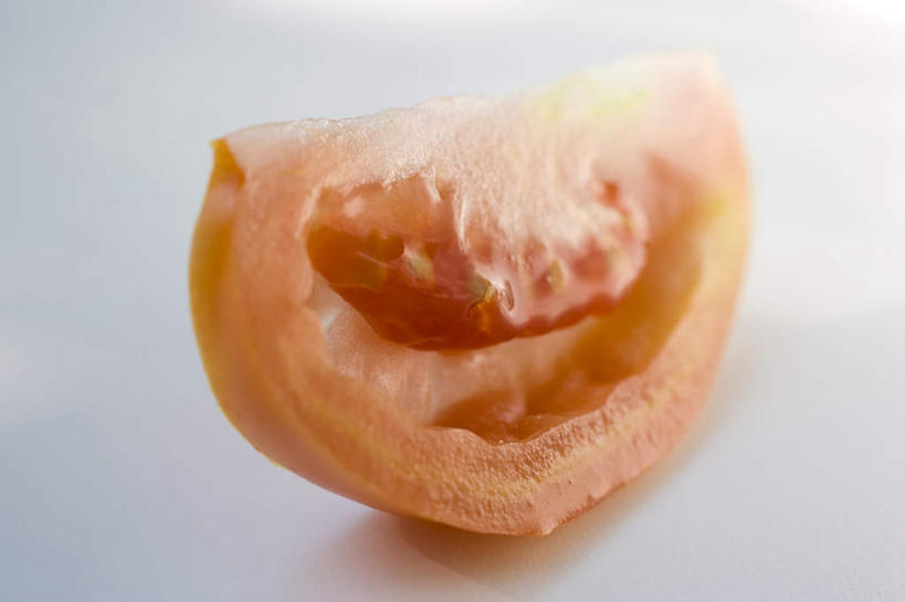 无人,横图,俯视,室内,特写,白天,白色背景,桌面,桌子,蔬菜,西红柿,一片,阴影,新鲜,反射,纹路,木制,纹理,影子,食品,食物,木制品,橙色,摄影,有机食品,绿色食品,影棚,肌理,番茄,彩图,高角度拍摄,影棚拍摄,拍摄