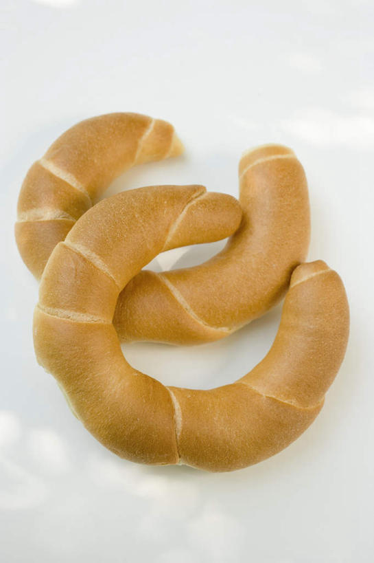 点心,面包,无人,竖图,俯视,室内,特写,白天,白色背景,桌面,桌子,阴影,反射,木制,影子,食品,面点,棕色,食物,糕点,两个,木制品,摄影,影棚,彩图,高角度拍摄,影棚拍摄,拍摄