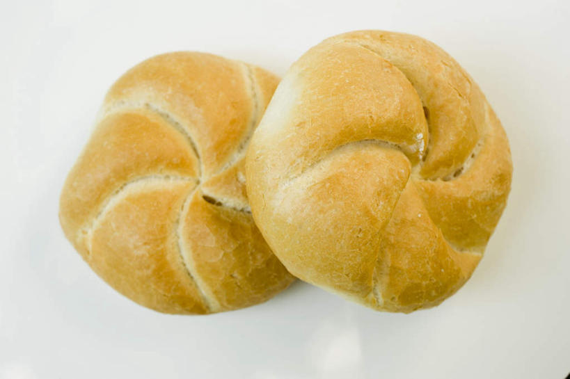 点心,面包,无人,横图,俯视,室内,特写,白天,白色背景,桌面,桌子,阴影,反射,木制,影子,食品,面点,棕色,食物,糕点,两个,木制品,摄影,影棚,彩图,高角度拍摄,影棚拍摄,拍摄