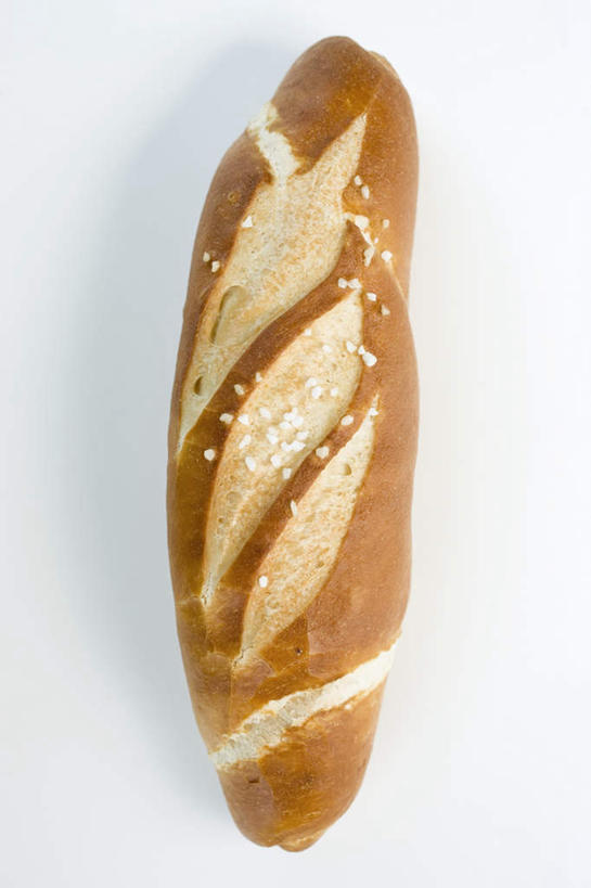 点心,面包,无人,竖图,俯视,室内,特写,白天,白色背景,桌面,桌子,阴影,反射,木制,影子,芝麻,食品,面点,棕色,法国面包,食物,糕点,一个,木制品,摄影,影棚,单个,法棍,长棍面包,法式长棍面包,脂麻,胡麻,白麻,巨胜子,油麻,彩图,高角度拍摄,影棚拍摄,拍摄