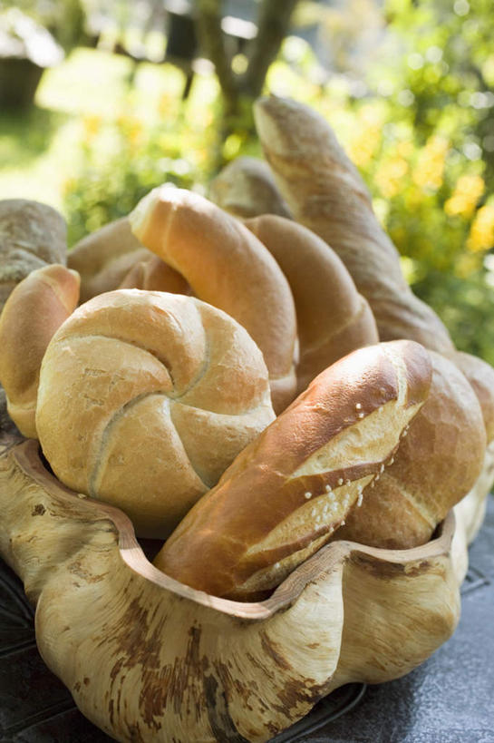 点心,面包,无人,交叉,竖图,俯视,室外,特写,白天,草地,草坪,植物,桌面,桌子,竹子,一堆,许多,阴影,堆叠,堆积,竹制,朦胧,模糊,编织,反射,木制,篮子,影子,食品,面点,棕色,法国面包,草,树,树木,食物,糕点,一个,绿色,自然,木制品,竹篮,生长,单个,成长,竹条,堆,法棍,交织,长棍面包,竹制品,法式长棍面包,穿插,彩图,高角度拍摄