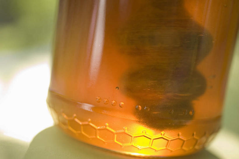 蜂蜜,无人,横图,室外,特写,白天,正面,植物,桌面,桌子,玻璃,一把,阴影,朦胧,模糊,反射,木制,螺旋,影子,玻璃制品,树,树木,一个,绿色,自然,玻璃瓶,木制品,瓶子,搅拌棒,生长,单个,成长,花蜜,广口瓶,止痛,解毒,搅蜜棒,蜂蜜棒,冬酿,石蜜,彩图