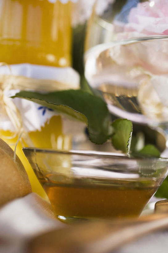 点心,面包,蜂蜜,无人,竖图,俯视,室外,特写,白天,桌面,桌子,叶子,玻璃,阴影,朦胧,模糊,盛开,反射,木制,影子,勺子,食品,面点,绿叶,花蕾,玻璃制品,花,花瓣,花朵,鲜花,食物,糕点,一个,木制品,容器,调羹,汤匙,碗,花苞,花蕊,嫩叶,单个,储藏,储存,花蜜,止痛,解毒,冬酿,石蜜,叶,叶片,彩图,高角度拍摄,贮存