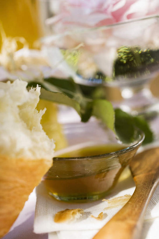 点心,面包,蜂蜜,无人,竖图,俯视,室外,特写,白天,桌面,桌子,叶子,玻璃,阴影,朦胧,模糊,盛开,反射,木制,影子,勺子,食品,面点,绿叶,花蕾,玻璃制品,花,花瓣,花朵,鲜花,食物,糕点,一个,木制品,容器,调羹,汤匙,碗,花苞,花蕊,嫩叶,单个,储藏,储存,花蜜,止痛,解毒,冬酿,石蜜,叶,叶片,彩图,高角度拍摄,贮存