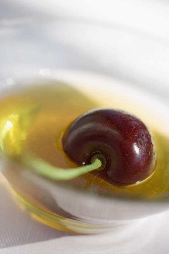 蜂蜜,无人,竖图,俯视,室外,特写,白天,桌面,桌子,樱桃,杯子,水果,阴影,朦胧,模糊,新鲜,反射,木制,布料,高脚杯,影子,生食,食品,果实,一杯,布纹,玻璃制品,桌布,食物,一个,餐巾,酒杯,木制品,台布,有机食品,绿色食品,单个,花蜜,止痛,解毒,鸡尾酒杯,冬酿,石蜜,玻璃杯,樱珠,莺桃,英桃,楔桃,牛桃,荆桃,彩图,高角度拍摄