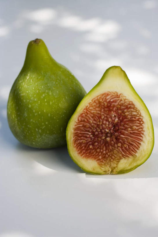 无人,竖图,俯视,室内,特写,白天,白色背景,桌面,桌子,无花果,水果,切开,阴影,新鲜,反射,木制,影子,生食,食品,果实,食物,两个,红色,绿色,木制品,切,摄影,有机食品,绿色食品,影棚,剖面,切面,映日果,树地瓜,奶浆果,蜜果,彩图,高角度拍摄,影棚拍摄,拍摄