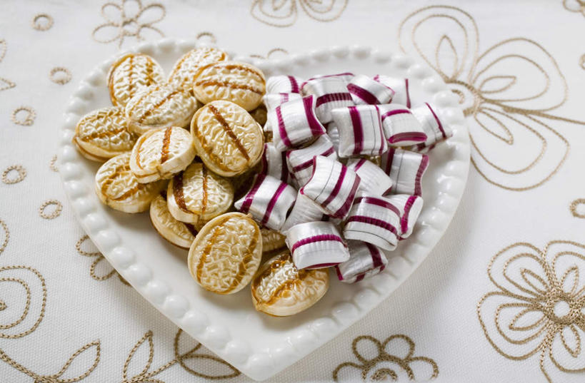 无人,横图,俯视,室内,特写,白天,爱情,桌面,桌子,餐具,玻璃,一堆,许多,阴影,堆叠,堆积,花纹,爱心,装饰,反射,木制,布料,碟子,盘,影子,食品,糖,糖果,甜点,甜品,浪漫,布纹,玻璃制品,桌布,食物,一个,盘子,餐巾,木制品,容器,碟,台布,碗,甜食,温暖,温馨,心形,恩爱,摄影,影棚,单个,储藏,堆,华丽,修饰,点缀,和睦,储存,硬糖,衬托,美观,雅致,雅观,心型,彩图,高角度拍摄,影棚拍摄,拍摄,融洽,贮存