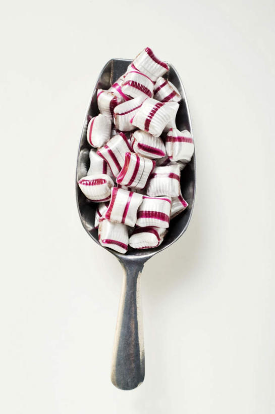 无人,竖图,俯视,室内,特写,白天,白色背景,桌面,桌子,一把,一堆,许多,阴影,堆叠,堆积,条纹,反射,木制,影子,勺子,食品,糖,糖果,甜点,甜品,食物,紫色,白色,木制品,调羹,汤匙,甜食,摄影,影棚,堆,硬糖,彩图,高角度拍摄,影棚拍摄,拍摄