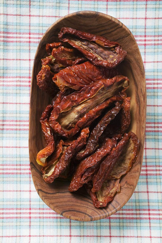 无人,竖图,俯视,室内,特写,白天,桌面,桌子,蔬菜,西红柿,小番茄,一堆,许多,阴影,堆叠,堆积,新鲜,反射,木制,布料,方格,格子,影子,食品,番茄干,布纹,桌布,食物,一个,餐巾,木制品,容器,台布,碗,摄影,有机食品,绿色食品,影棚,单个,储藏,堆,储存,小西红柿,樱桃小番茄,珍珠小番茄,樱桃番茄,圣女果,番茄,彩图,高角度拍摄,影棚拍摄,拍摄,贮存