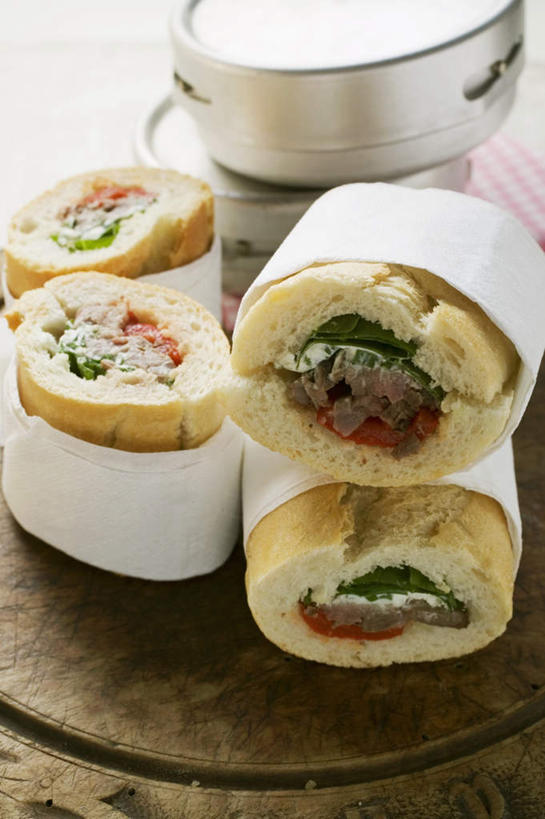 点心,面包,无人,竖图,俯视,室内,特写,白天,烹饪,西餐,辣椒,蔬菜,洋葱,餐具,厨具,金属制品,一堆,阴影,堆叠,堆积,新鲜,反射,金属,木制,碟子,锅子,盘,影子,三明治,料理,食品,面点,法国面包,锅,菜肴,美食,食物,糕点,盘子,木制品,碟,纸巾,快餐,四个,西式,摄影,佳肴,有机食品,绿色食品,影棚,锅具,堆,法棍,长棍面包,玉葱,彩椒,西式快餐,烹饪用具,辣角,红海椒,大椒,辣虎,广椒,三文治,法式长棍面包,烹调用具,圆葱,洋葱头,甜椒,柿子椒,球葱,辣子,海椒,番椒,灯笼椒,葱头,烹调,彩图,高角度拍摄,影棚拍摄,拍摄