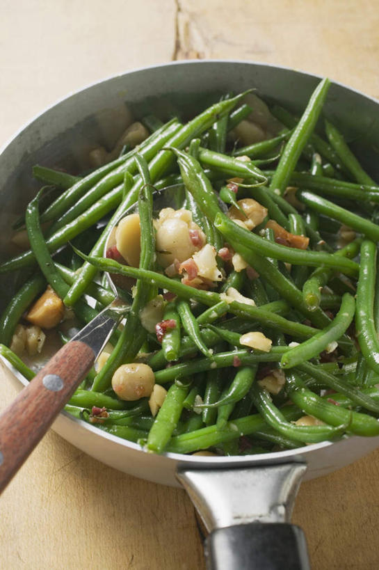 无人,竖图,俯视,室内,特写,白天,烹饪,中餐,植物,桌面,桌子,豆,蔬菜,蒜,厨具,金属制品,一堆,许多,阴影,堆叠,堆积,棕色背景,新鲜,反射,金属,木制,锅子,影子,豆类,豆子,刀豆,料理,食品,蒜头,锅铲,锅,四季豆,菜肴,美食,食物,一个,木制品,中式,摄影,佳肴,有机食品,绿色食品,影棚,单个,锅具,堆,芸豆,烹饪用具,豆科,菜豆,二季豆,白肾豆,架豆,玉豆,去豆,胡蒜,烹调用具,大蒜,烹调,彩图,高角度拍摄,影棚拍摄,拍摄