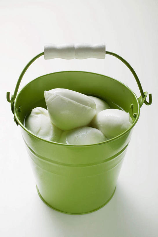 奶酪,无人,竖图,俯视,室内,特写,白天,白色背景,桌面,桌子,一堆,许多,阴影,堆叠,堆积,反射,木制,桶,影子,塑料,干酪,起司,芝士,营养,一个,绿色,木制品,容器,塑料制品,乳酪,摄影,影棚,单个,储藏,堆,塑料桶,乳制品,储存,发酵,彩图,高角度拍摄,影棚拍摄,拍摄,贮存