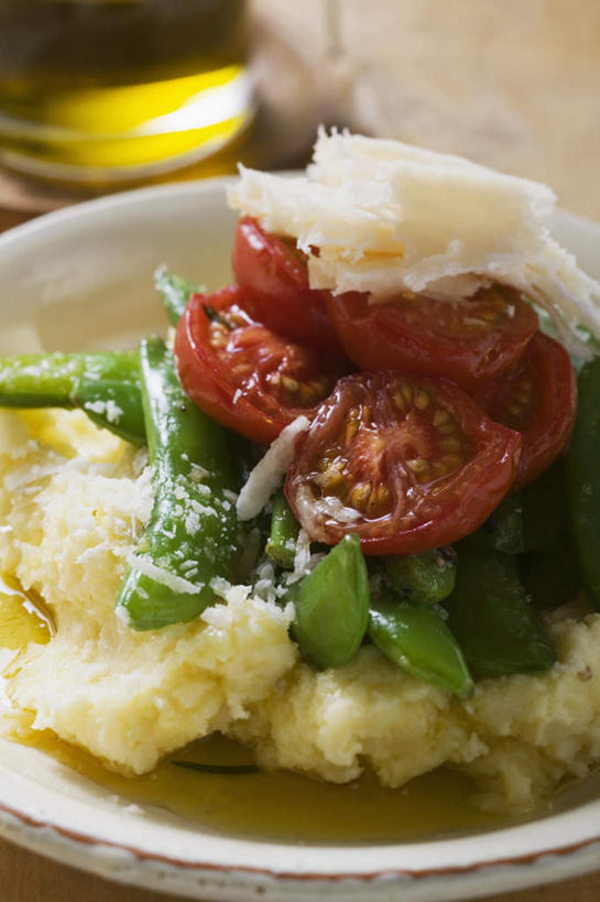 奶酪,无人,竖图,俯视,室内,特写,白天,烹饪,西餐,植物,桌面,桌子,蔬菜,土豆,西红柿,小番茄,餐具,阴影,新鲜,反射,木制,碟子,盘,影子,豆类,豆子,豌豆,食用油,油,干酪,橄榄油,起司,料理,食品,芝士,营养,荷兰豆,菜肴,美食,食物,一个,盘子,木制品,碟,乳酪,西式,摄影,佳肴,有机食品,绿色食品,影棚,单个,乳制品,发酵,雪豆,豆科,植物油,馍馍蛋,寒豆,毕豆,麻累,国豆,小寒豆,麦豌豆,小西红柿,樱桃小番茄,珍珠小番茄,樱桃番茄,洋芋,圣女果,山药蛋,马铃薯,番茄,彩图,高角度拍摄,影棚拍摄,拍摄