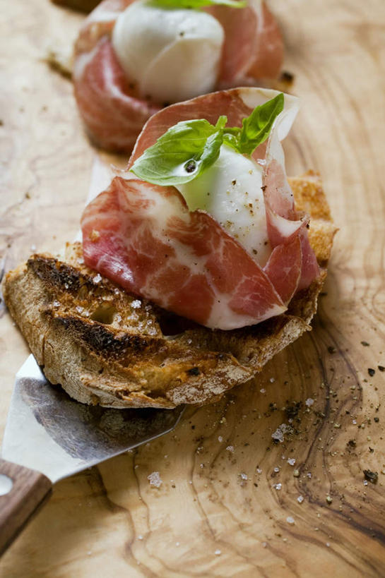 点心,面包,无人,竖图,俯视,室内,特写,白天,烹饪,西餐,植物,桌面,桌子,叶子,阴影,朦胧,模糊,反射,木制,影子,肉,香料,料理,食品,面点,绿叶,草药,猪肉,菜肴,美食,肉类,中药,食物,糕点,木制品,香草,嫩叶,西式,摄影,佳肴,影棚,罗勒,紫苏,药材,中草药,肉食,豚肉,九层塔,圣约瑟夫草,甜罗勒,兰香,中药材,本草,叶,叶片,彩图,高角度拍摄,影棚拍摄,拍摄