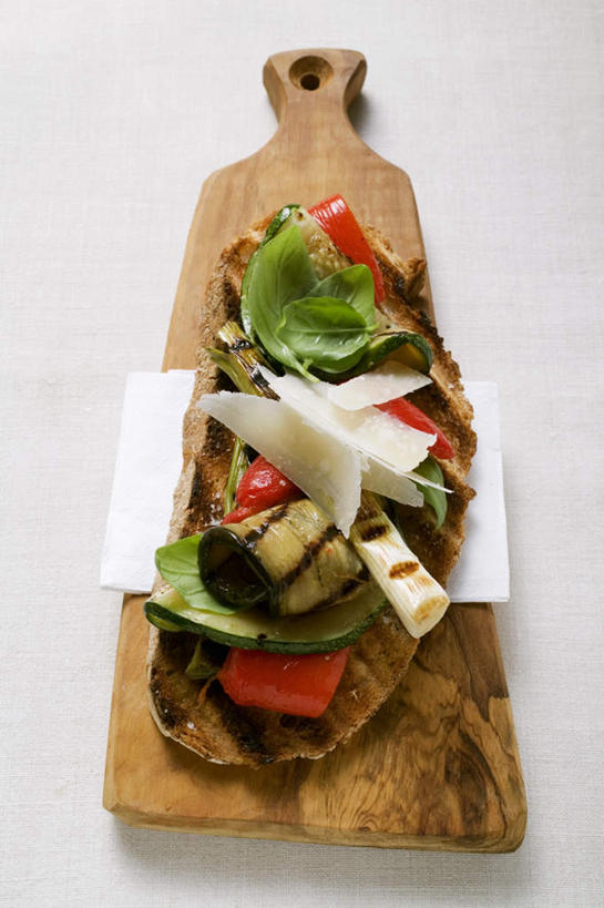 点心,面包,奶酪,无人,竖图,俯视,室内,特写,白天,白色背景,烹饪,西餐,植物,蔬菜,西红柿,阴影,新鲜,反射,影子,香料,干酪,起司,料理,食品,面点,草药,案板,芝士,营养,菜肴,美食,中药,砧板,食物,糕点,香草,乳酪,西式,摄影,佳肴,有机食品,绿色食品,影棚,罗勒,乳制品,紫苏,药材,中草药,发酵,九层塔,圣约瑟夫草,甜罗勒,兰香,中药材,本草,番茄,彩图,高角度拍摄,影棚拍摄,拍摄