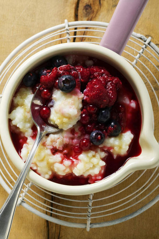 无人,竖图,俯视,室内,特写,白天,烹饪,西餐,浆果,蓝莓,厨具,水果,金属制品,阴影,棕色背景,新鲜,反射,金属,锅子,影子,勺子,灯笼果,谷类,谷物,生食,料理,食品,果实,米,锅,大米,菜肴,美食,食物,一个,调羹,汤匙,果酱,西式,摄影,佳肴,有机食品,绿色食品,影棚,单个,锅具,红醋栗,烹饪用具,果子酱,烹调用具,山都柿,蓝浆果,蓝靛果,醋栗,烹调,彩图,高角度拍摄,影棚拍摄,拍摄