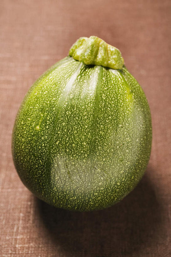 无人,竖图,俯视,室内,特写,白天,水,桌面,桌子,蔬菜,阴影,棕色背景,新鲜,反射,木制,液体,影子,食品,西葫芦,饮用水,食物,一个,绿色,木制品,矿泉水,白瓜,摄影,有机食品,绿色食品,影棚,单个,蒸馏水,茭瓜,彩图,高角度拍摄,影棚拍摄,拍摄