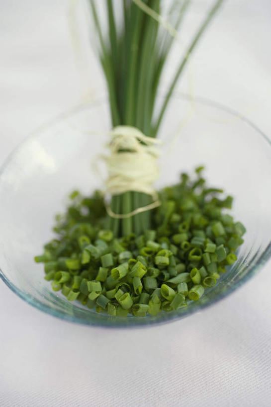 无人,竖图,俯视,室内,特写,白天,白色背景,植物,桌面,桌子,蔬菜,玻璃,一堆,许多,切碎,阴影,堆叠,堆积,朦胧,模糊,新鲜,反射,木制,影子,葱,食品,草药,药草,中药,玻璃制品,食物,一个,绿色,自然,木制品,容器,碗,摄影,有机食品,绿色食品,影棚,生长,单个,成长,储藏,堆,细香葱,香葱,储存,药材,中草药,中药材,本草,彩图,高角度拍摄,影棚拍摄,拍摄,贮存