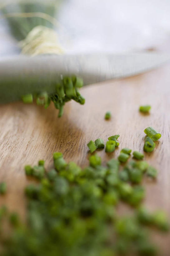 无人,竖图,俯视,室内,特写,白天,植物,桌面,桌子,蔬菜,金属制品,一把,一堆,许多,切碎,阴影,堆叠,堆积,朦胧,模糊,新鲜,反射,金属,木制,工具,影子,葱,食品,草药,药草,刀具,中药,食物,绿色,自然,木制品,绳子,刀,摄影,有机食品,绿色食品,影棚,生长,成长,堆,捆绑,绳索,细香葱,香葱,菜刀,药材,中草药,中药材,本草,切菜刀,绑缚,彩图,高角度拍摄,影棚拍摄,拍摄