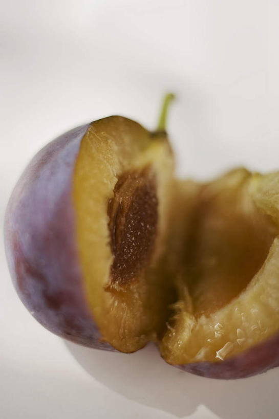 无人,竖图,俯视,室内,特写,白天,白色背景,桌面,桌子,李子,水果,切开,阴影,朦胧,模糊,新鲜,反射,木制,影子,生食,食品,果实,食物,一个,木制品,切,摄影,有机食品,绿色食品,影棚,单个,剖面,切面,红李,鸡血李,杏李,彩图,高角度拍摄,影棚拍摄,拍摄