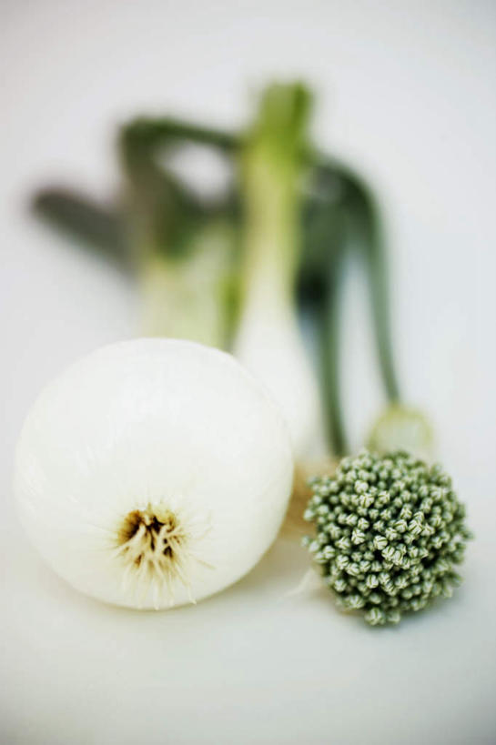 无人,竖图,俯视,室内,特写,白天,白色背景,植物,餐桌,桌子,蔬菜,洋葱,阴影,朦胧,模糊,新鲜,反射,影子,葱,调味,香料,佐料,食品,草药,药草,中药,食物,绿色,自然,摄影,有机食品,绿色食品,影棚,生长,成长,餐台,细香葱,香葱,配料,玉葱,药材,中草药,中药材,本草,作料,圆葱,洋葱头,球葱,葱头,彩图,高角度拍摄,影棚拍摄,拍摄