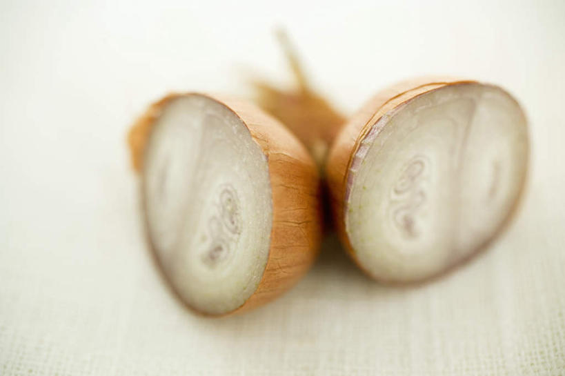 无人,横图,俯视,室内,特写,白天,白色背景,餐桌,桌子,蔬菜,洋葱,切开,阴影,新鲜,反射,影子,调味,香料,佐料,食品,食物,一个,切,摄影,有机食品,绿色食品,影棚,单个,餐台,配料,玉葱,剖面,切面,作料,圆葱,洋葱头,球葱,葱头,彩图,高角度拍摄,影棚拍摄,拍摄