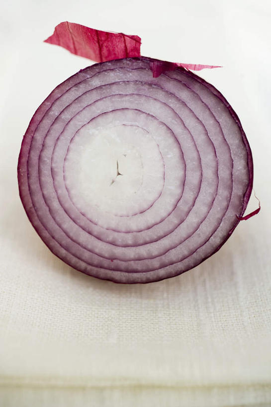 无人,竖图,俯视,室内,特写,白天,白色背景,餐桌,桌子,蔬菜,洋葱,切开,阴影,新鲜,反射,影子,调味,香料,佐料,食品,食物,一个,切,摄影,有机食品,绿色食品,影棚,单个,餐台,配料,玉葱,剖面,切面,作料,圆葱,洋葱头,球葱,葱头,彩图,高角度拍摄,影棚拍摄,拍摄