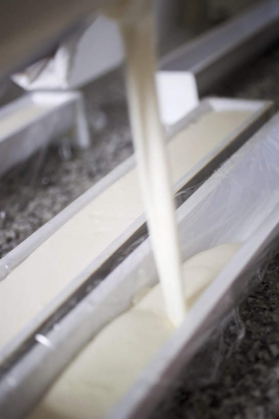 点心,无人,竖图,俯视,室内,特写,白天,白色背景,餐桌,桌子,餐具,阴影,朦胧,模糊,反射,碟子,盘,影子,食品,甜点,甜品,食物,糕点,盘子,碟,甜食,奶油,摄影,影棚,餐台,乳制品,下降,降落,激凌,克林姆,淇淋,降低,下跌,下落,彩图,高角度拍摄,影棚拍摄,拍摄