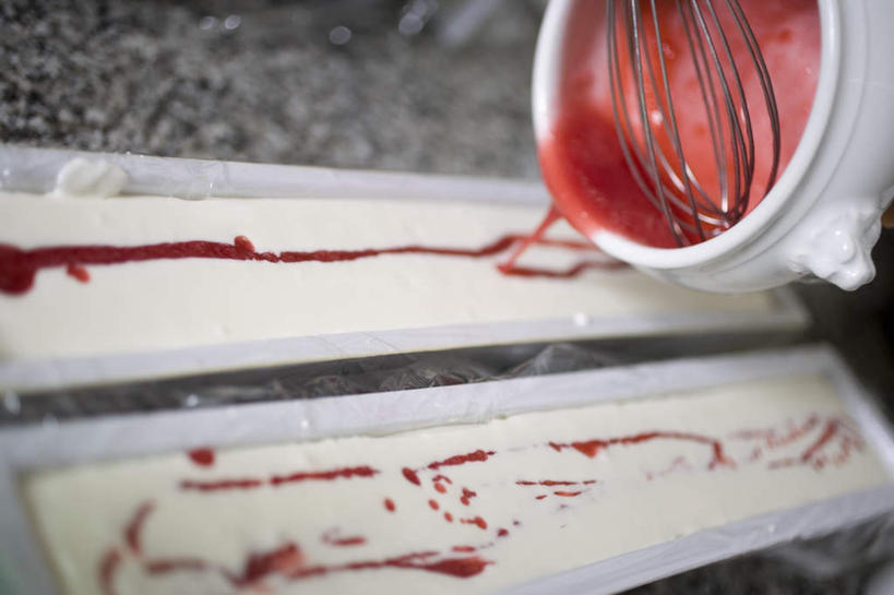 点心,无人,横图,俯视,室内,特写,白天,餐桌,桌子,餐具,水果,阴影,朦胧,模糊,新鲜,反射,碟子,盘,影子,陶瓷,调料,酱料,酱汁,生食,佐料,食品,甜点,甜品,果实,陶瓷制品,调味品,调味料,酱,食物,糕点,盘子,容器,碟,碗,果酱,甜食,奶油,摄影,有机食品,绿色食品,影棚,餐台,储藏,乳制品,储存,下降,降落,果子酱,激凌,克林姆,淇淋,降低,下跌,下落,彩图,高角度拍摄,影棚拍摄,拍摄,贮存