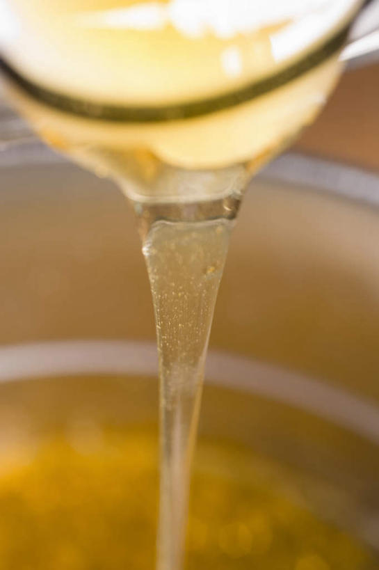 蜂蜜,无人,竖图,俯视,室内,特写,白天,餐桌,桌子,玻璃,阴影,朦胧,模糊,反射,影子,玻璃制品,一个,容器,碗,单个,餐台,储藏,储存,下降,降落,花蜜,止痛,解毒,降低,下跌,下落,冬酿,石蜜,彩图,高角度拍摄,贮存