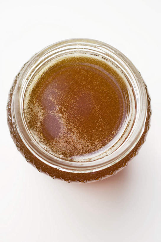 蜂蜜,无人,竖图,俯视,室内,特写,白天,白色背景,餐桌,桌子,玻璃,阴影,反射,影子,玻璃制品,一个,玻璃瓶,瓶子,摄影,影棚,单个,餐台,花蜜,广口瓶,止痛,解毒,冬酿,石蜜,彩图,高角度拍摄,影棚拍摄,拍摄