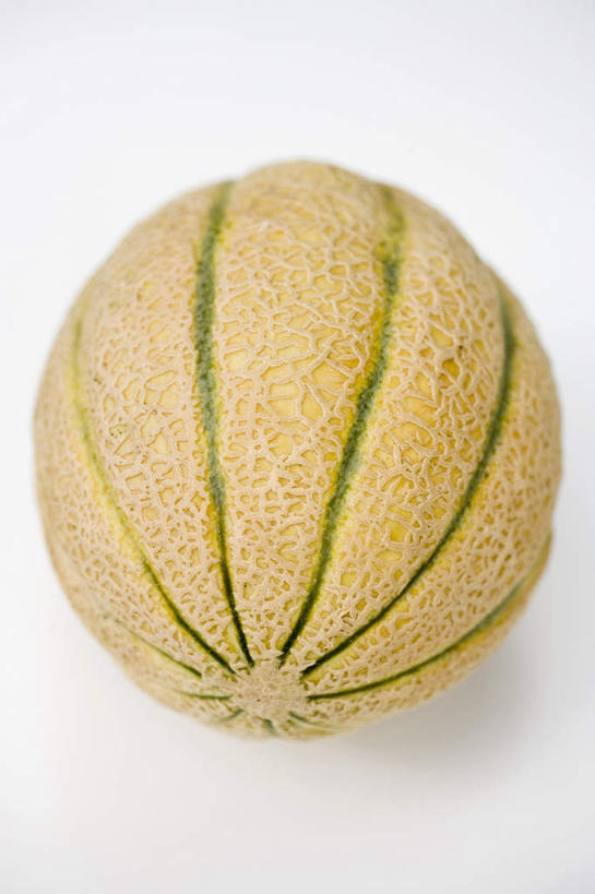 无人,竖图,俯视,室内,特写,白天,白色背景,餐桌,桌子,水果,阴影,新鲜,反射,影子,哈密瓜,生食,食品,果实,甜瓜,食物,一个,黄色,摄影,有机食品,绿色食品,影棚,单个,餐台,网纹瓜,甘瓜,彩图,高角度拍摄,影棚拍摄,拍摄